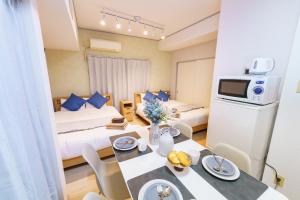 a room with a bed and a table in a room at 栄エリア徒歩圏の好立地 栄まで1駅 名古屋駅まで乗換不要 地下鉄最寄り駅徒歩9分 最大5名 in Nagoya