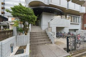 a building with stairs and bikes parked outside of it at 栄エリア徒歩圏の好立地 栄まで1駅 名古屋駅まで乗換不要 地下鉄最寄り駅徒歩9分 最大5名 in Nagoya