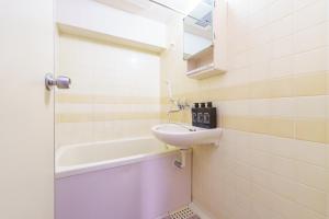 a bathroom with a sink and a bath tub at 栄エリア徒歩圏の好立地 栄まで1駅 名古屋駅まで乗換不要 地下鉄最寄り駅徒歩9分 最大5名 in Nagoya +51 photos