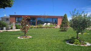 Um jardim no exterior de Casas de Sequeiros
