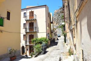 un callejón en un casco antiguo con edificios en La Casa del Geko, en Cefalú