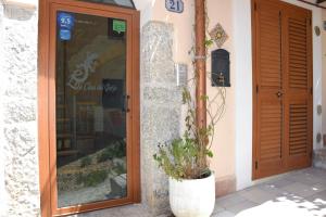 a building with a door and a plant in front of it at La Casa del Geko in Cefalù