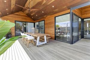 Μπαλκόνι ή βεράντα στο The Gables - Luxury Pool & Fire Pit 2min Beach