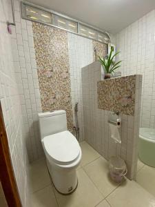 een badkamer met toilet en wastafel bij Khun Cham-nan Herb Garden House in Phichai