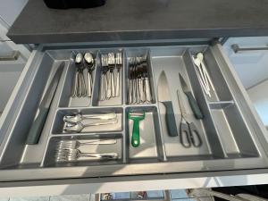 a metal tray filled with utensils in a drawer at 2 Zi Wohnung, zentrale Lage mit Parkplatz, 15 min vom Hbf Hamburg in Pinneberg
