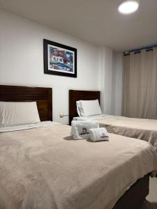 two beds sitting next to each other in a bedroom at Hostal Libertad in Chachapoyas