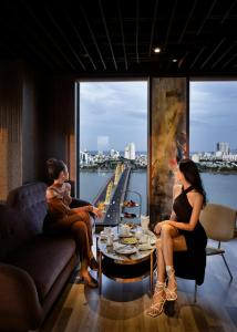 Ruang duduk di MOONLIGHT Hotel & Suites - High floor, River view, Dragon Bridge view, City view