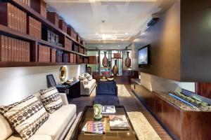 Hotel 93 Luxury Suites by Preferred في بوغوتا: غرفة معيشة مع أريكة وطاولة