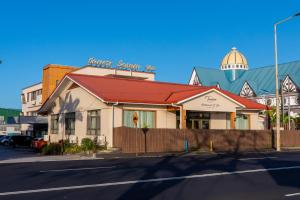 un edificio con techo rojo en una calle en Tauese Seaview Hotel, en Apia