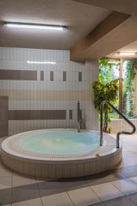 a jacuzzi tub in a bathroom at Montes Szymoszkowa in Kościelisko