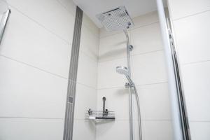 Bilik mandi di Ferienwohnung in Gera Lisa, Sehr ruhige Lage, Blick ins Grüne, Hochwertig renoviert, WLAN und Parkplatz GRATIS