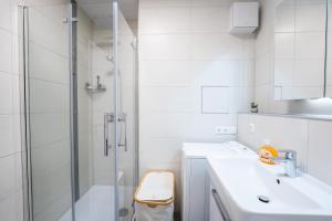 Bilik mandi di Ferienwohnung in Gera Lisa, Sehr ruhige Lage, Blick ins Grüne, Hochwertig renoviert, WLAN und Parkplatz GRATIS