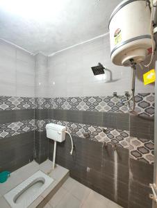 Ένα μπάνιο στο Hotel Ayodhya HNU-MAN GH -Near 400m from Ram Mandir & Hanuman Gadhi Mandir #Fully Air-Conditioning & Spacious Rooms #Free Wifi #Free Parking #Best Hotel In City +17 φωτογραφίες