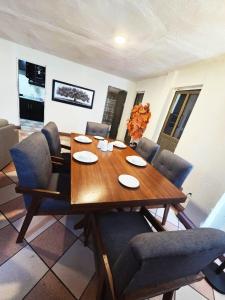 a dining room with a wooden table and chairs at Departamento acogedor y céntrico in Oaxaca City