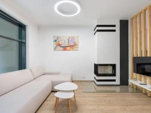 ヤブロネツ・ナド・ニソウにあるApartmány U Bukuの白いソファとテーブルのあるリビングルーム