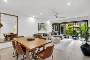 Posezení v ubytování Poolside at Temple Resort - A Lush Tropical Escape