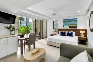 TV a/nebo společenská místnost v ubytování Poolside at Temple Resort - A Lush Tropical Escape