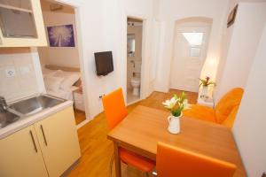 Kuchyň nebo kuchyňský kout v ubytování Summer Lounge Apartments + 26 fotografií