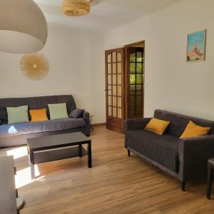 Ruang duduk di Beautiful house on large wooded grounds of 1600 m2