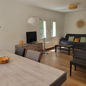 Televisyen dan/atau pusat hiburan di Beautiful house on large wooded grounds of 1600 m2