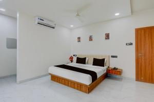 KarmādにあるSuper Collection O Aurangabad Shendra MIDC Formerly Prayag Innの白い部屋にあるベッドのある寝室