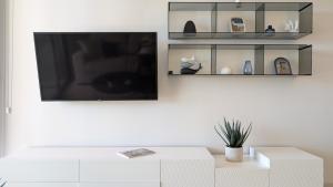 Μια τηλεόραση ή/και κέντρο ψυχαγωγίας στο SUNSET WAVES azure apartment