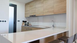 Η κουζίνα ή μικρή κουζίνα στο SUNSET WAVES azure apartment +27 φωτογραφίες