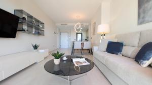 Η κουζίνα ή μικρή κουζίνα στο SUNSET WAVES azure apartment