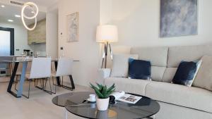 Χώρος καθιστικού στο SUNSET WAVES azure apartment