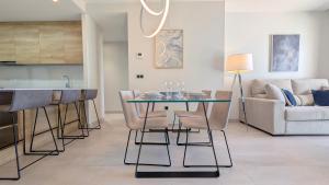 Χώρος καθιστικού στο SUNSET WAVES azure apartment