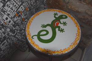 a cake with a lizard painted on the side of it at La Casa del Geko in Cefalù
