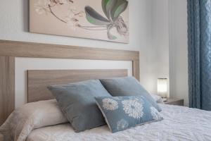ein Schlafzimmer mit einem Bett mit zwei Kissen darauf in der Unterkunft Apartamento en Vejer in Vejer de la Frontera