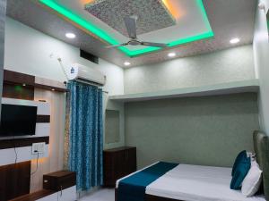 a room with a bed and a ceiling with a ceiling fan at Hotel S S A in Orchha