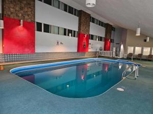 Πισίνα στο ή κοντά στο Howard Johnson by Wyndham Woodstock NB