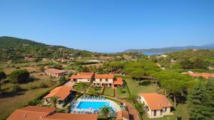 een luchtzicht op een huis met een zwembad bij Lido Azzurro Residence in Capoliveri