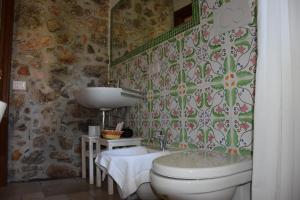 a bathroom with a toilet and a sink at La Casa del Geko in Cefalù