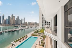 une vue d'une rivière depuis un bâtiment dans l'établissement Luxury 2BR Retreat Gorgeous Beach & Skyline Views, à Dubaï