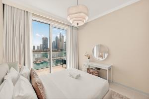 - une chambre blanche avec vue sur la ville dans l'établissement Luxury 2BR Retreat Gorgeous Beach & Skyline Views, à Dubaï