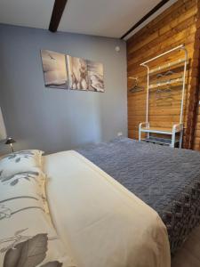 SteinheimにあるFerienhaus Sauerbléckのベッドと木の壁がある寝室