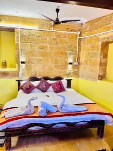 Postel nebo postele na pokoji v ubytování Brotherhood hostel, jaisalmer