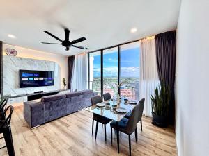 シブにあるHannsLuxury8Pax2KingBedFreeWIfiPoolWasherDryer ComfortStay7のソファとテーブルのあるリビングルーム