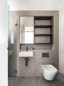 Koupelna v ubytování Panoramic Sydney Harbour Views from Luxury 1-Bedroom Apartment in McMahons Point