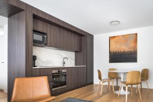 Kuchyň nebo kuchyňský kout v ubytování Panoramic Sydney Harbour Views from Luxury 1-Bedroom Apartment in McMahons Point