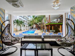 南威Golden Hotel的带沙发和椅子的客厅以及游泳池。