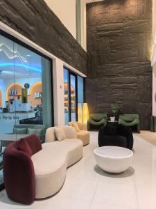 una sala de estar con varios sofás y una mesa. en Haiman Hotel海曼酒店, en Bangkok