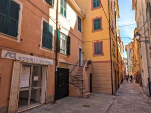 ヴァラッツェにあるCasa Clementinaの建物のある街路