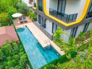 an overhead view of a swimming pool next to a building at Zeluxe Suite Hotel in Antalya