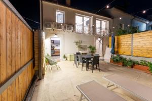 a patio with a table and chairs and a fence at Dimora 59 in Santa Maria Imbaro