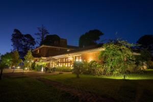 a house at night with its lights on at Hosteria Del Pescador in Punta Del Diablo