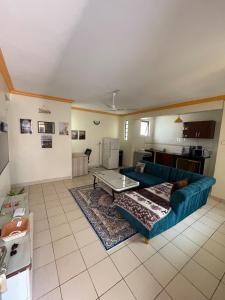 ムトワッパにあるNew 2Bedroom apartment with Swimming Pool and Jacuzziの青いソファとテーブルのあるリビングルーム